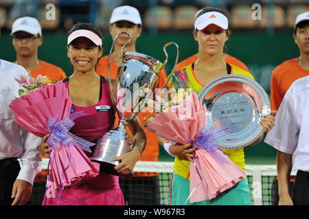 Hsieh Su-Wei de Taiwan, avant gauche, et Laura Robson de Grande-Bretagne, avant droit, tenir leurs trophées à la cérémonie de remise des prix de l'Op de Guangzhou 2012 Banque D'Images