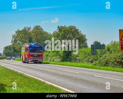 Un incendie du moteur du Lincolnshire Fire and Rescue fire brigade racing sur la A52 près de Ropsley dans le Lincolnshire, sous des conditions de lumière bleu Banque D'Images