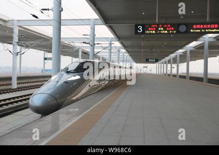 --FILE--UN CRH (China railway High-speed) bullet train roulant sur les chemins de fer à grande vitesse Beijing-Guangzhou tire dans la Gare à Anyang Banque D'Images