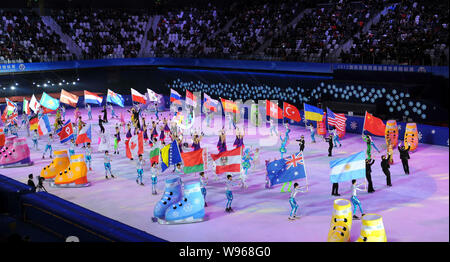 Les patineurs drapeaux des 33 pays et régions participant à l'UIP en 2012 aux Championnats du monde de patinage de vitesse courte piste à l'ouverture c Banque D'Images