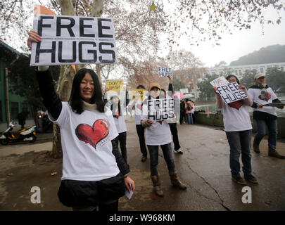 Les jeunes étudiants chinois tenir des pancartes disant : Free Hugs, au cours d'une campagne pour marquer la fin du monde de l'apocalypse Maya à Wuhan University i Banque D'Images