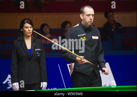 Mark Williams, de Wales considère un tir alors qu'il rivalise contre Ricky Walden d'Angleterre au cours de la deuxième ronde de la World Snooker Shanghai Masters 2 Banque D'Images