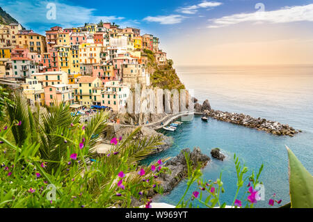 Manarola, Cinque Terre - romantique petit village avec des bâtiments colorés sur la falaise dominant la mer. Parc National des Cinque Terre avec un littoral accidenté est Banque D'Images