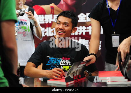 Champion du monde de badminton Chinois Lin Dan signe manuscrit pour les fans lors d'un événement pour promouvoir son autobiographie, jusqu'à la fin du monde, à Beijing Banque D'Images