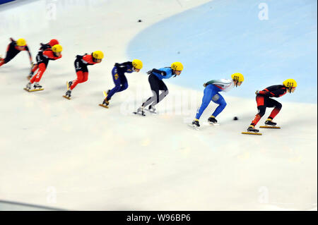 La concurrence dans l'patineurs womens 3000m finale du relais au cours de l'ISU 2012 Championnats du monde de patinage de vitesse courte piste de l'Oriental Sports Center à Shanghai, Banque D'Images