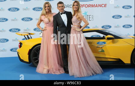 Marbella, Espagne. Août 11, 2019. L'acteur Antonio Banderas avec sa petite amie NICOLE KIMPEL ET BARBARA KIMPEL au Gala Starlite à Marbella lieu afin de recueillir des fonds pour les organismes de bienfaisance enregistrés qui aident à améliorer l'éducation des enfants locaux. Credit : Lorenzo Carnero/ZUMA/Alamy Fil Live News Banque D'Images