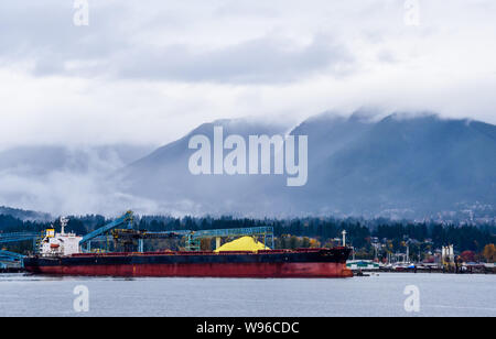 VANCOUVER, BC, CANADA - LE 29 OCTOBRE 2018 : Le cargo 'Prabhu Das' est amarré dans le port de Vancouver, en face de montagnes à proximité. Banque D'Images