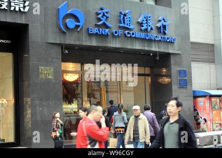 --File--piétons devant une succursale de Bank of Communications (BoCom) à Chongqing, Chine, 28 mars 2012. Bank of Communications a obtenu l'approbation Banque D'Images