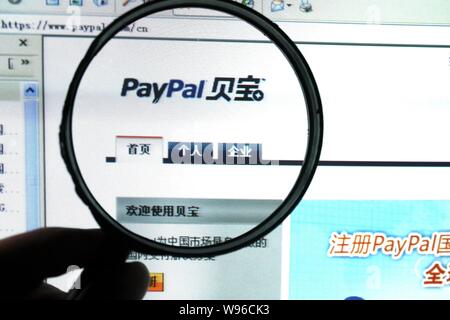 --File--un netizen navigue sur le site de PayPal à Chongqing, Chine, 31 décembre 2010. Ebay PayPal Incs unité vise à être le premier opérateur étranger Banque D'Images