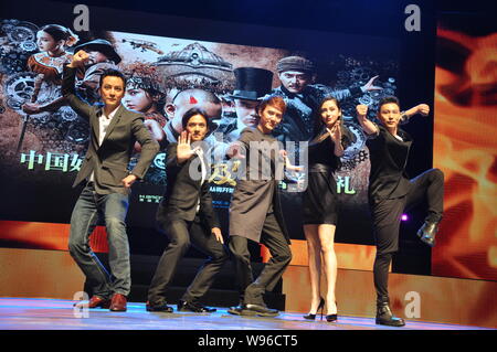 (De gauche) Hong Kong acteurs Daniel Wu et Stephen Fung, acteur chinois Feng Shaofeng, Hong Kong modèle et actrice Angelababy, et Chinois kungfu et m Banque D'Images