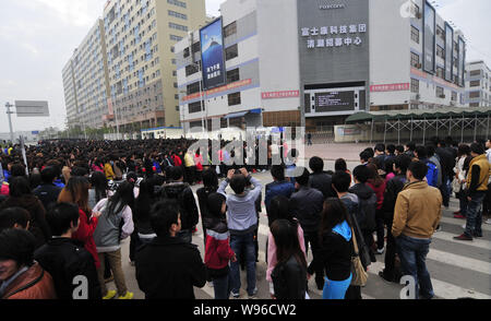 La foule de Chinois d'emploi jusqu'à l'extérieur de la file d'usine de Foxconn à Shenzhen, Chine du Sud la province du Guangdong, le 13 février 2012. Foxconn, le Taiw Banque D'Images