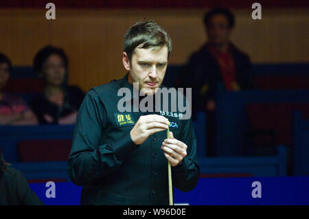 Ricky Walden d'Angleterre les craies son cue comme il est en concurrence contre Mark Williams de Galles au cours de la deuxième ronde de la World Snooker Shanghai Masters 201 Banque D'Images