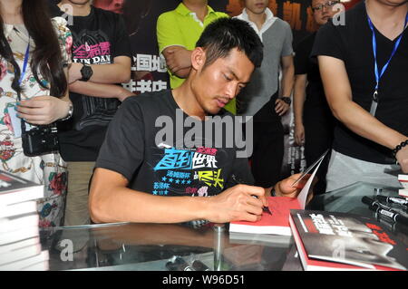 Champion du monde de badminton Chinois Lin Dan signe manuscrit pour les fans lors d'un événement pour promouvoir son autobiographie, jusqu'à la fin du monde, à Beijing Banque D'Images