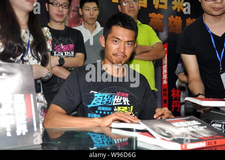 Champion du monde de badminton Chinois Lin Dan signe manuscrit pour les fans lors d'un événement pour promouvoir son autobiographie, jusqu'à la fin du monde, à Beijing Banque D'Images