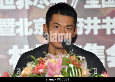 Champion du monde de badminton Chinois Lin Dan parle lors d'un événement pour promouvoir son autobiographie, jusqu'à la fin du monde, à Beijing, Chine, 12 Août Banque D'Images