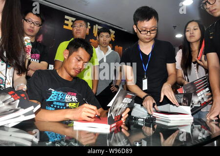 Champion du monde de badminton Chinois Lin Dan signe manuscrit pour les fans lors d'un événement pour promouvoir son autobiographie, jusqu'à la fin du monde, à Beijing Banque D'Images