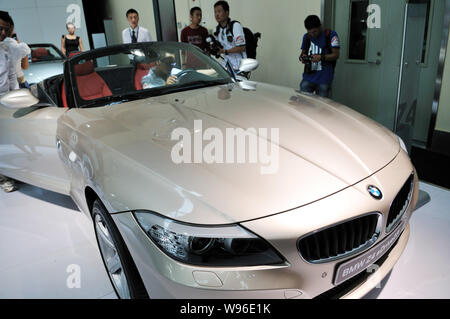 --FILE--visiteurs regarder une BMW Z4 sDrive23i au cours d'une auto show de Lanzhou city, dans la province de Gansu, Chine, 25 août 2011. La voiture de luxe allemande Banque D'Images