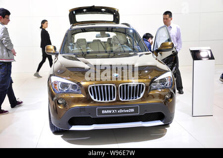 --FILE--visiteurs regarder une BMW X1 xDrive28i au cours de la Shanghai International Automobile Industry Exhibition, connu sous le nom de Auto Shanghai 2011, à Shanghai Banque D'Images