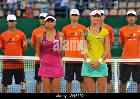Hsieh Su-Wei de Taiwan, avant gauche, et Laura Robson de Grande-Bretagne, avant droit, poser à la cérémonie de remise des prix de l'Open WTA tourname Guangzhou 2012 Banque D'Images