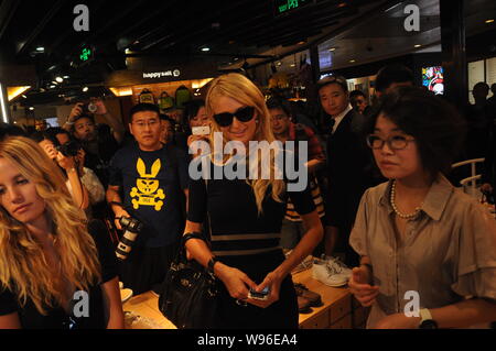 Socialite américaine Paris Hilton est shopping au centre commercial Superbrand dans le quartier financier de Lujiazui à Pudong, Shanghai, Chine, 1 septembre 2012. American Banque D'Images