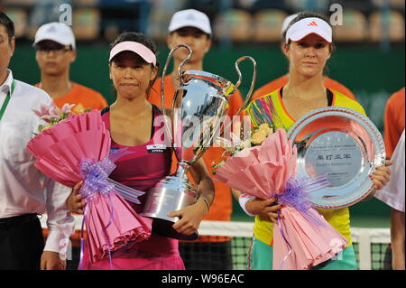 Hsieh Su-Wei de Taiwan, avant gauche, et Laura Robson de Grande-Bretagne, avant droit, tenir leurs trophées à la cérémonie de remise des prix de l'Op de Guangzhou 2012 Banque D'Images