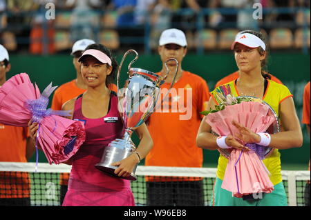 Hsieh Su-Wei de Taiwan, avant gauche, et Laura Robson de Grande-Bretagne, avant droit, tenir leurs trophées à la cérémonie de remise des prix de l'Op de Guangzhou 2012 Banque D'Images