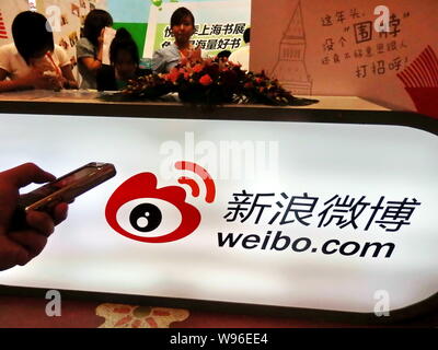 --File--employés chinois sont vus sur le stand de weibo.com, le twitter-like online service de microblogging de Sina, lors d'une exposition universelle de Shanghai, Chine, 17 Banque D'Images