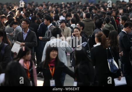 Les étudiants chinois foule un salon de l'emploi à Shanghai, Chine, 6 novembre 2012. Chines diplômés trouvent plus difficile que jamais de trouver un emploi dans l'année, comme Banque D'Images