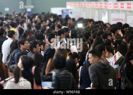 Les étudiants chinois foule stand pendant un salon de l'emploi à Shanghai, Chine, 6 novembre 2012. Chines diplômés trouvent plus difficile que jamais de trouver un emploi dans Banque D'Images