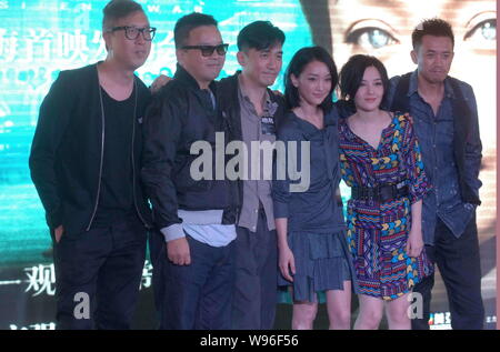 (De gauche) Hong Kong administration Felix Chong Man-Keung, Alan Mak Siu Fai, Hong Kong l'acteur Tony Leung, l'actrice chinoise Zhou Xun, Taiwanese singer et ac Banque D'Images