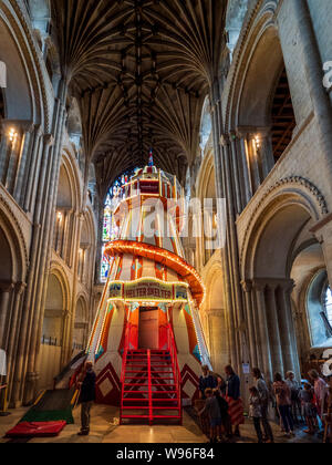 Cathédrale de Norwich de montagnes russes. Un pêle-mêle installés dans la nef de cathédrale de Norwich pour donner aux gens une vue différente de l'intérieur de l'édifice. Banque D'Images