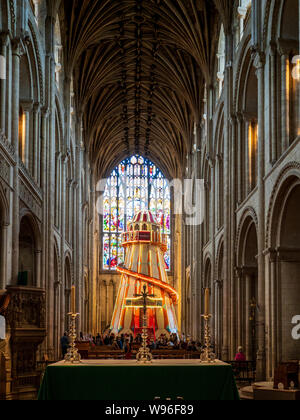 Cathédrale de Norwich de montagnes russes. Un pêle-mêle installés dans la nef de cathédrale de Norwich pour donner aux gens une vue différente de l'intérieur de l'édifice. Banque D'Images