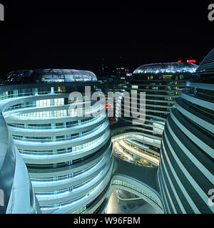 Vue nocturne de la Galaxie SOHO SOHO développé par la Chine à Beijing, Chine, novembre 2012. Chines SOHO SOHO Galaxy est un composé d'un grand développement Banque D'Images