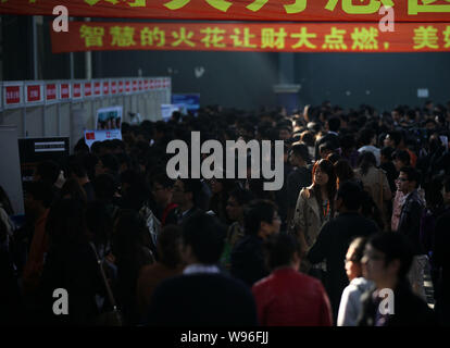 Les étudiants chinois foule stand pendant un salon de l'emploi à Shanghai, Chine, 6 novembre 2012. Chines diplômés trouvent plus difficile que jamais de trouver un emploi dans Banque D'Images