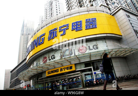 --File--un piéton passe devant un magasin de la chaîne d'électroménager Suning à Tianjin, Chine, 5 novembre 2011. L'électronique chinoise et de l'électroménager com Banque D'Images