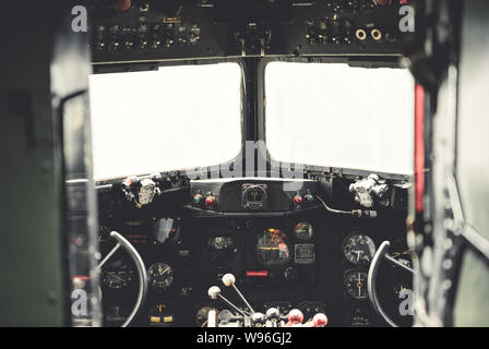 YORK, UK - 6e août 2019 : WW2 Dakota Douglas IV C-47B cockpit tourné de l'intérieur par une belle journée ensoleillée Banque D'Images