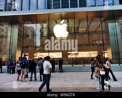 --File--piétons passent devant un Apple store à Shanghai, Chine, le 18 septembre 2011. Apple Inc a reçu une licence de télécommunications pour libérer t Banque D'Images