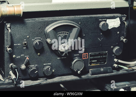 YORK, UK - 6e août 2019 : un récepteur radio bc-348-R sur l'affichage à l'intérieur d'un avion Dakota Douglas IV Banque D'Images