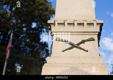 Fusils croisés sur une statue en l'honneur des soldats confédérés qui sont morts, à la Confederate Cemetery à Fayetteville, AR, États-Unis d'Amérique. Banque D'Images