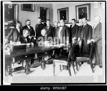 L'ambassadeur Cambon signant le Protocole de paix Banque D'Images