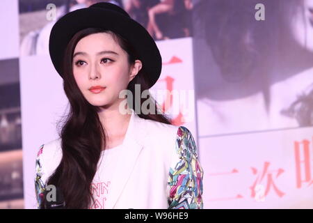 --FILE--L'actrice chinoise Fan Bingbing pose lors d'une conférence de presse pour le film, double exposition, à Beijing, Chine, 24 octobre 2012. Fan Bingbing, th Banque D'Images