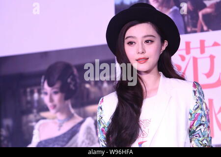 --FILE--L'actrice chinoise Fan Bingbing pose lors d'une conférence de presse pour le film, double exposition, à Beijing, Chine, 24 octobre 2012. Fan Bingbing, th Banque D'Images