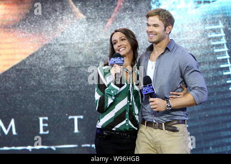 Sharni Vinson, actrice australienne à gauche, et l'acteur américain Kellan Lutz assister à une première conférence de presse pour le film 3D, appâts, à Beijing, Chine, 10 Octo Banque D'Images