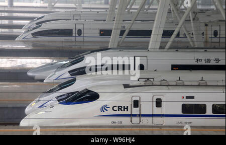 --File--CRH (China railway High-speed trains) sont illustrés à la gare sud de Beijing, un terminal du chemin de fer à grande vitesse Beijing-Shanghai Banque D'Images