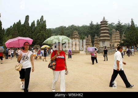 --FILE--touristes visitent la Pagode Forêt au Temple de Shaolin dans la ville de Dengfeng, province du Henan Chine centrale, 24 juillet 2011. Le Temple Shaolin sce Banque D'Images