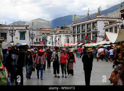 Les touristes et les populations locales sont représentées sur la rue Barkhor à Lhassa, Tibet, Chine, 4 août 2012. La construction de projet d'approvisionnement en chauffage Banque D'Images