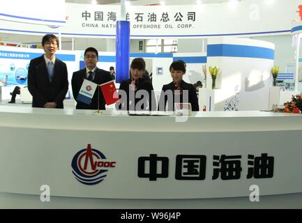 --File--employés chinois sont vus sur le stand de la CNOOC (China National Offshore Oil Corporation) lors de la 12e China International Petroleum & Petroch Banque D'Images