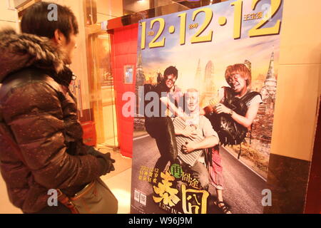 Un filmgoer chinois ressemble à une affiche du film, a perdu en Thaïlande, dans un cinéma du Nantong ville, province de Jiangsu, Chine de l'Est, 2 décembre 2012. A l Banque D'Images