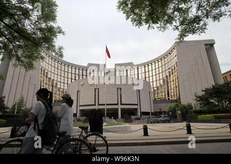 --File--piétons passent devant le siège et siège social de la PBOC (autochtones) de la Banque de Chine, Banque centrale chinoise, à Pékin, Chine, le 3 mai 2012. Banque D'Images