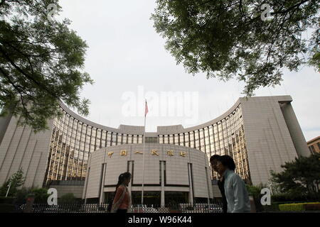 --File--piétons passent devant le siège et siège social de la PBOC (autochtones) de la Banque de Chine, Banque centrale chinoise, à Pékin, Chine, le 3 mai 2012. Banque D'Images